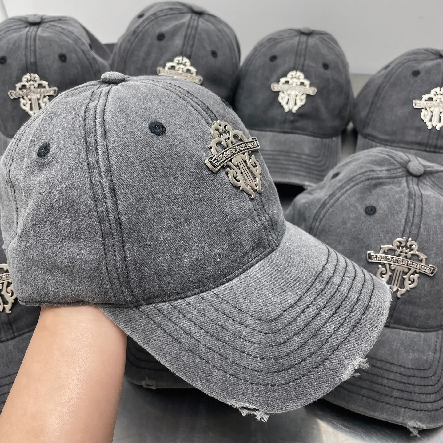 Private message for price inquiry! Crowe heart hole baseball cap